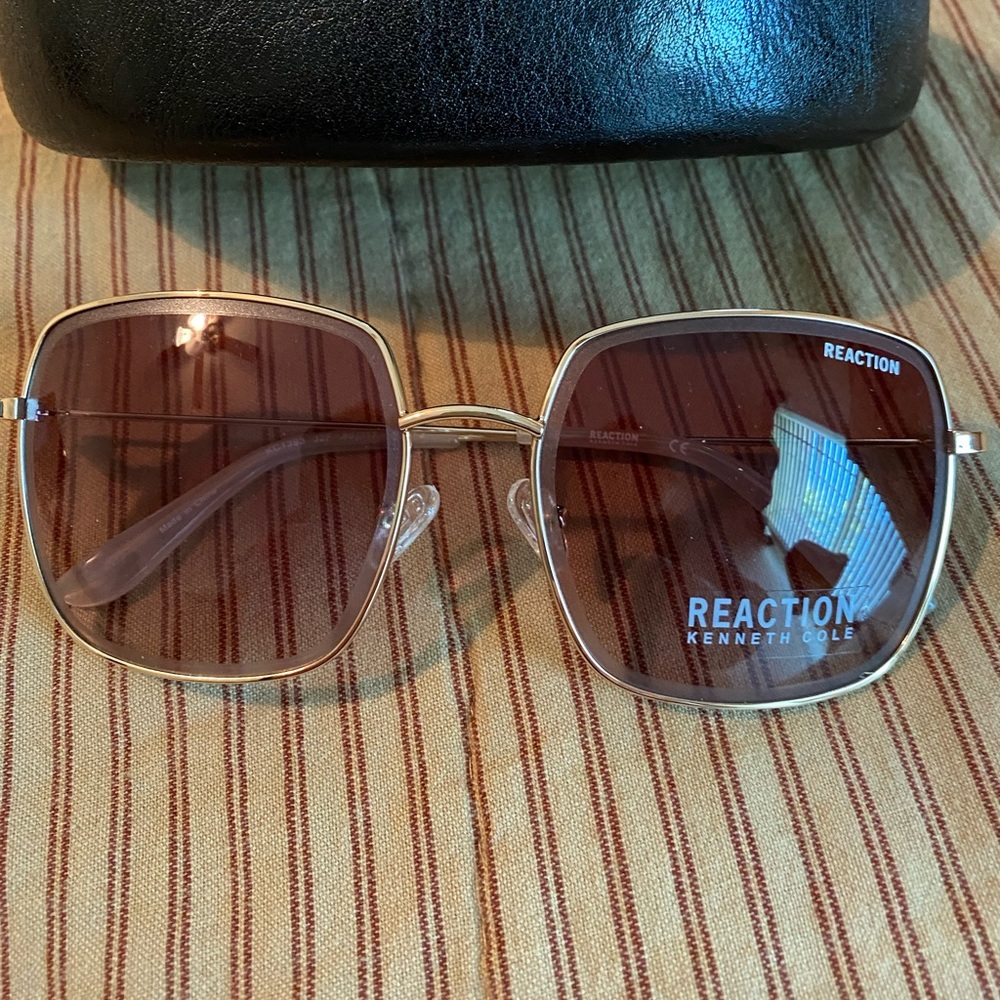 NWOT Kenneth Cole Reaction Sunglasses. Brand new. See pictures for size please.